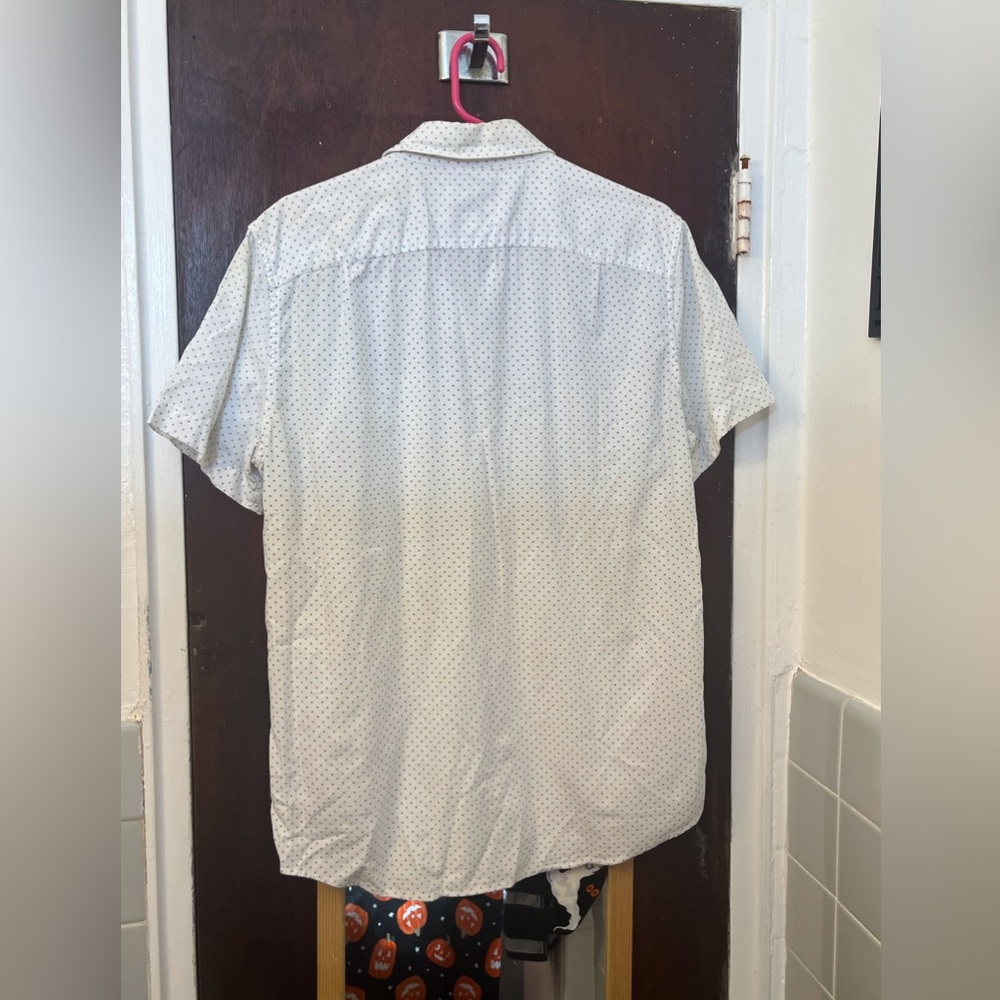 ❌SOLD❌American Eagle , White with Blue Polka Dots, Short Sleeve Button Up. - Picture 4 of 4